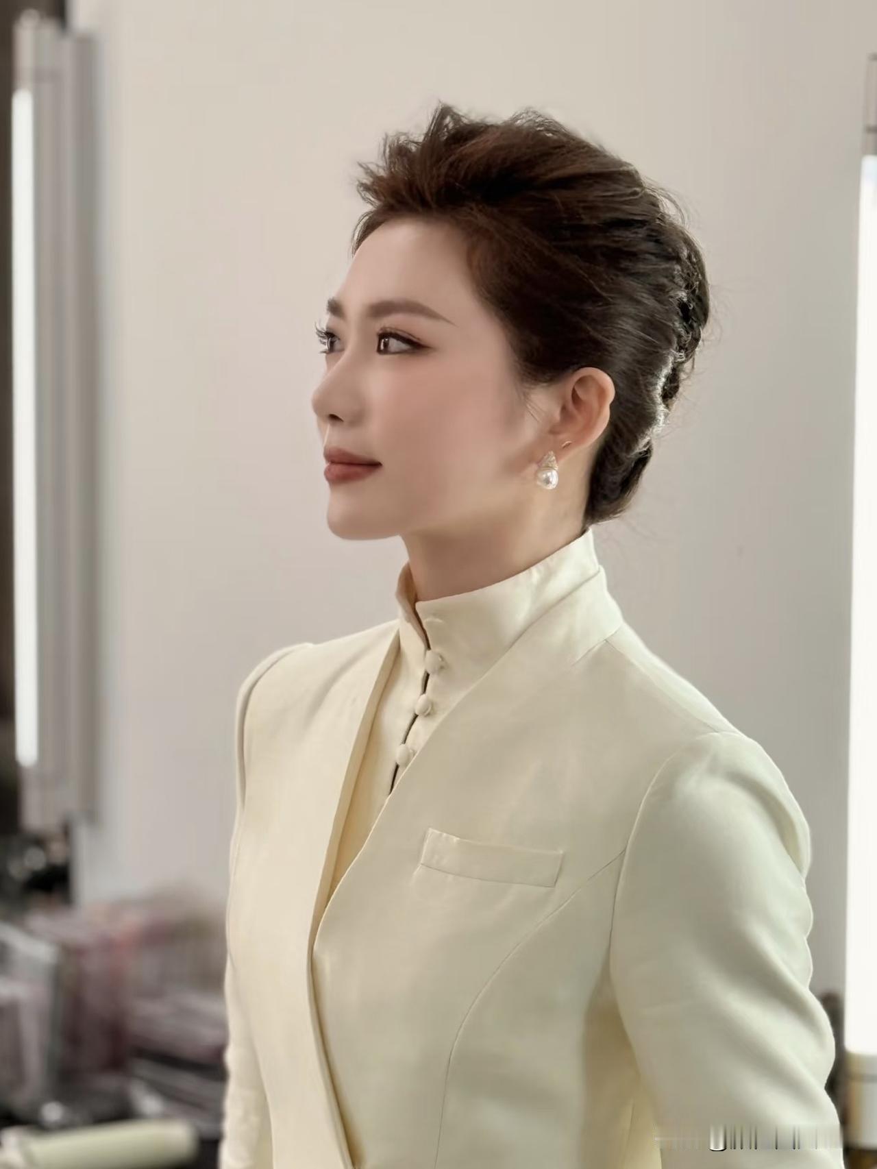 聚光灯下，嘉宝以声传情，以心共鸣。她的笑容温暖如春，话语坚定有力。从舞台到荧屏，