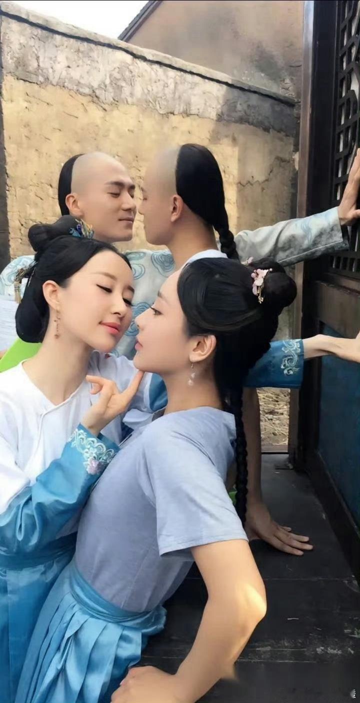 杨紫舒畅同框今夕是何年！舒畅晒与杨紫聚餐照，大小宛如同框，两人长得越来越像了。杨
