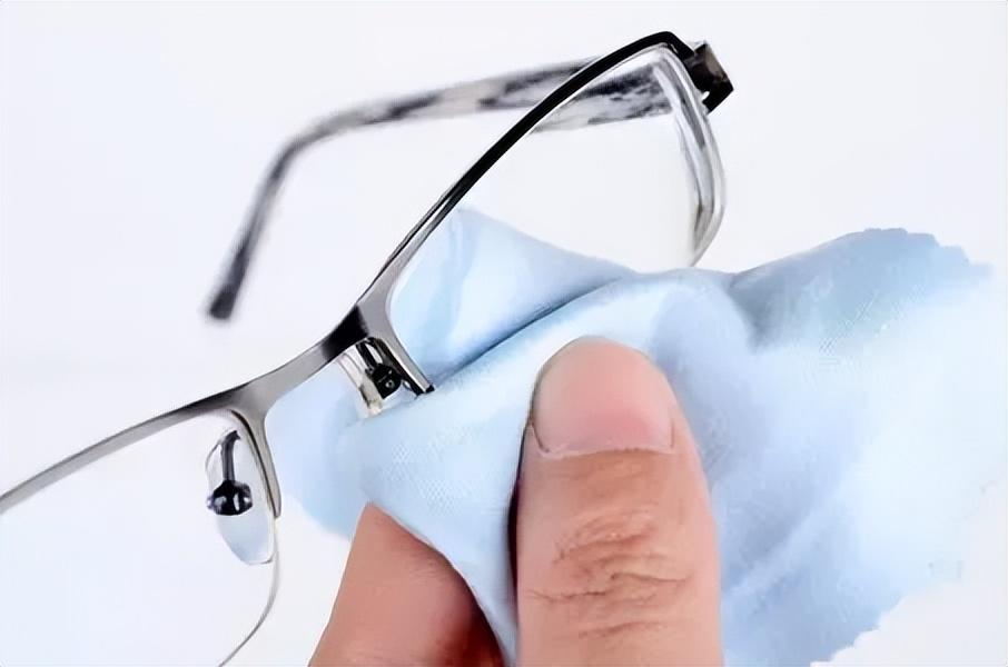 眼镜店老板一句话，我扔掉了用了十年的眼镜布！难怪镜片越擦越花
我戴眼镜十几年了，