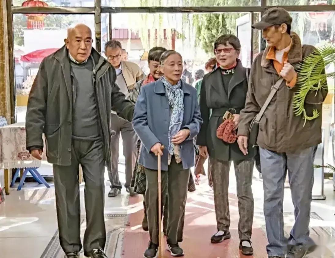 这是2021年，林豆豆参加四野后代联谊会时的一组照片。

照在中间比较瘦小的老人