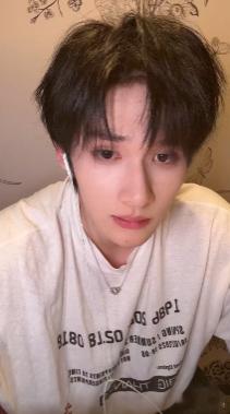 余宇涵突袭直播 谁的快乐回来了！余宇涵突袭直播，没有花里胡哨的布置，纯纯的唠嗑局