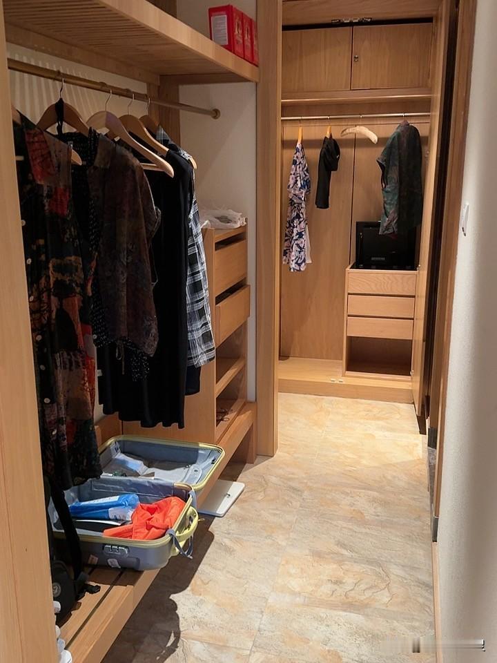 我们舒服呀，坐落在青山绿水中，躺在床上能看见外面的青山绿水，能听见小河流水的潺潺