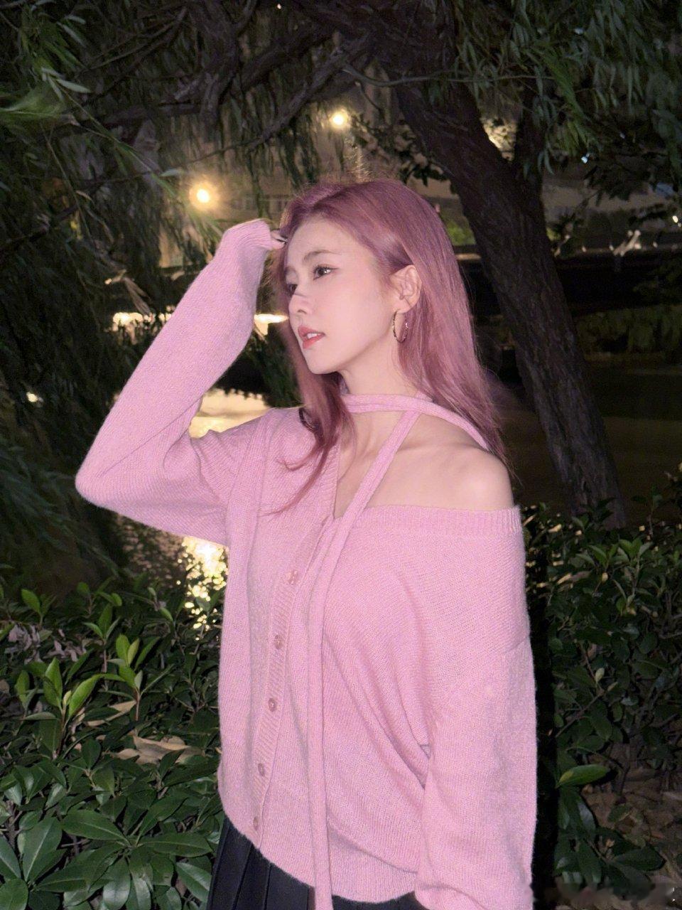 哦莫 白鹿染了新发色 是粉发啊 好漂亮好漂亮[爱你][爱你][爱你]麻辣女教师 
