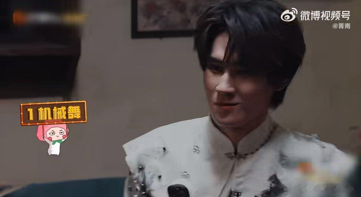 张真源在密逃跳十种舞蹈 密室大逃脱 剧情要求角色会十种舞蹈，张真源直接现场兑现，