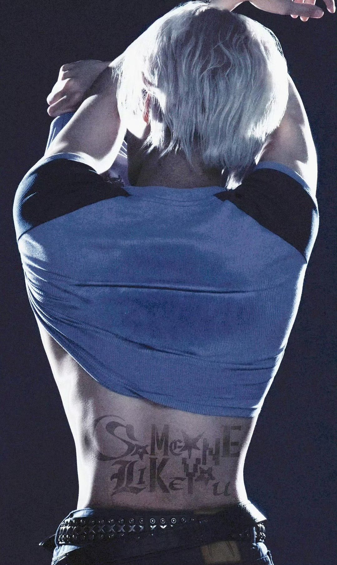 张真源发裸上身照太伟大了吧，感觉真的个人张力拉满。 