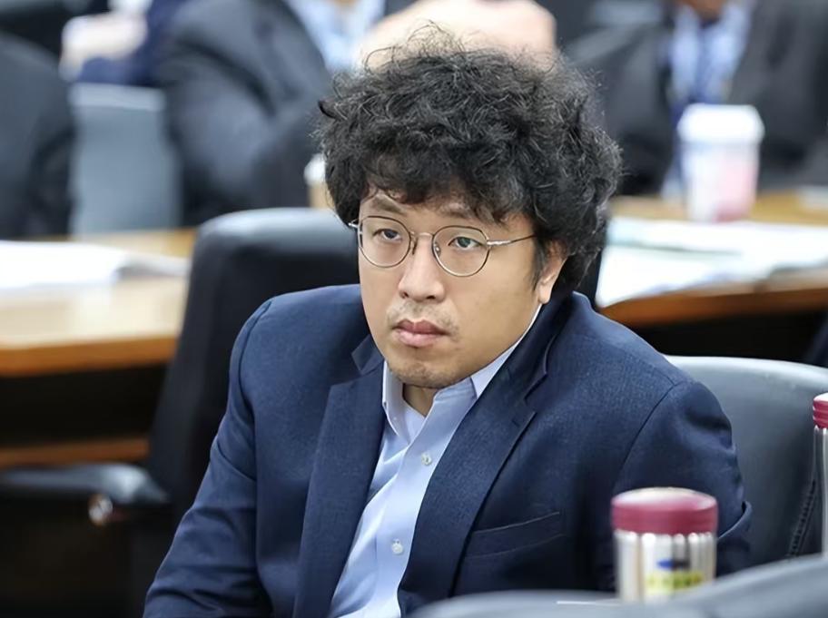 沈伯洋这次绝对害怕了，深圳那边传来消息，白所成5人已经被判死刑。我没记错的话，白