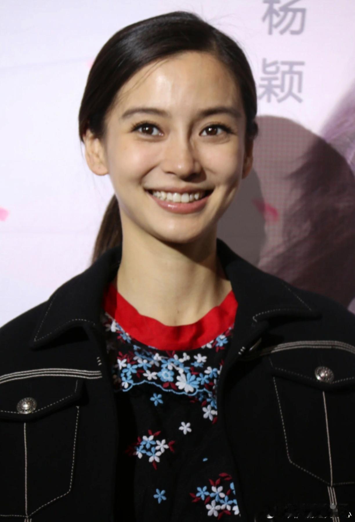 杨颖这张才是真的生图，连耳洞都清晰可见。 