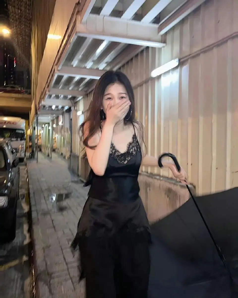 世中逢尔，雨中逢花。
