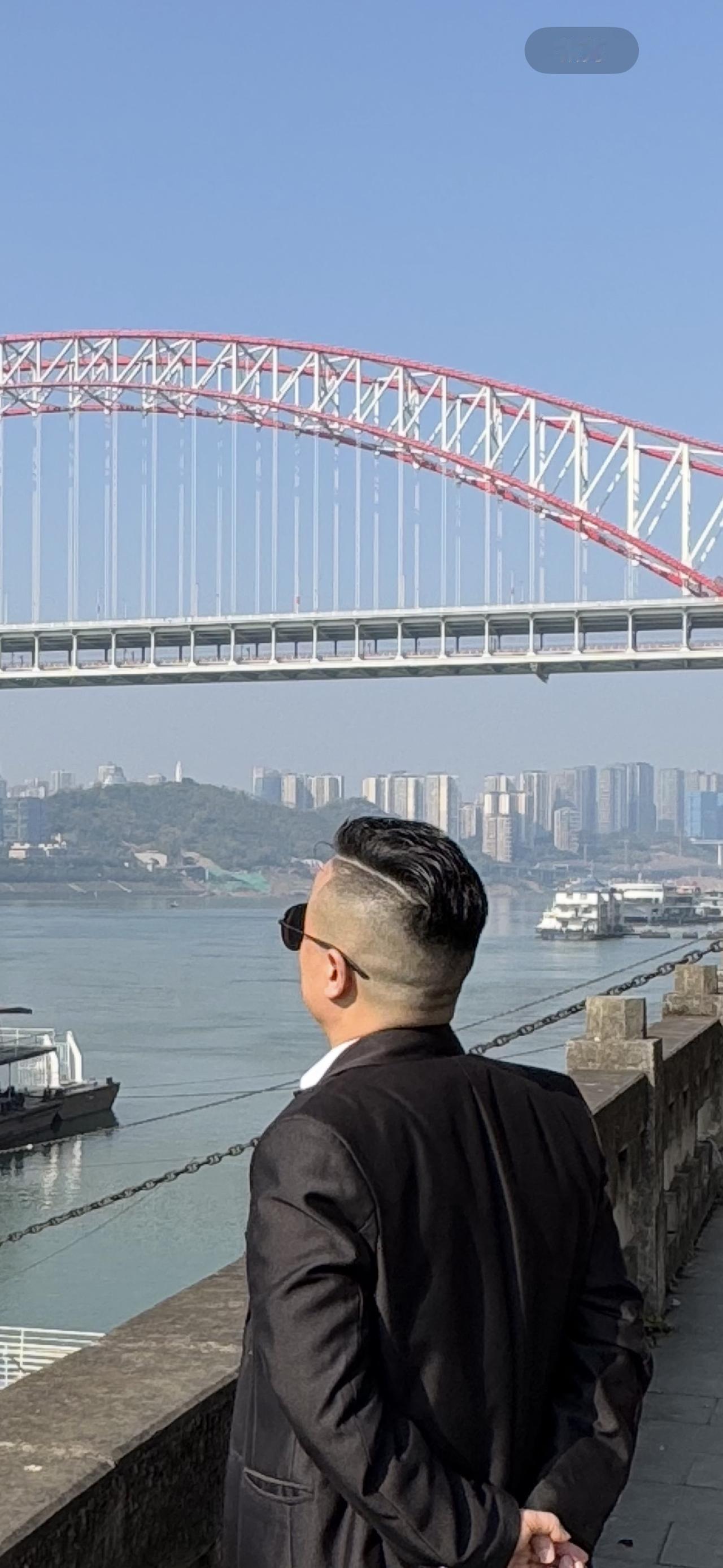 男人为什么喜欢回老家？因为老家的地下埋着祖宗，地上留着自己的童年。有人说女人见过