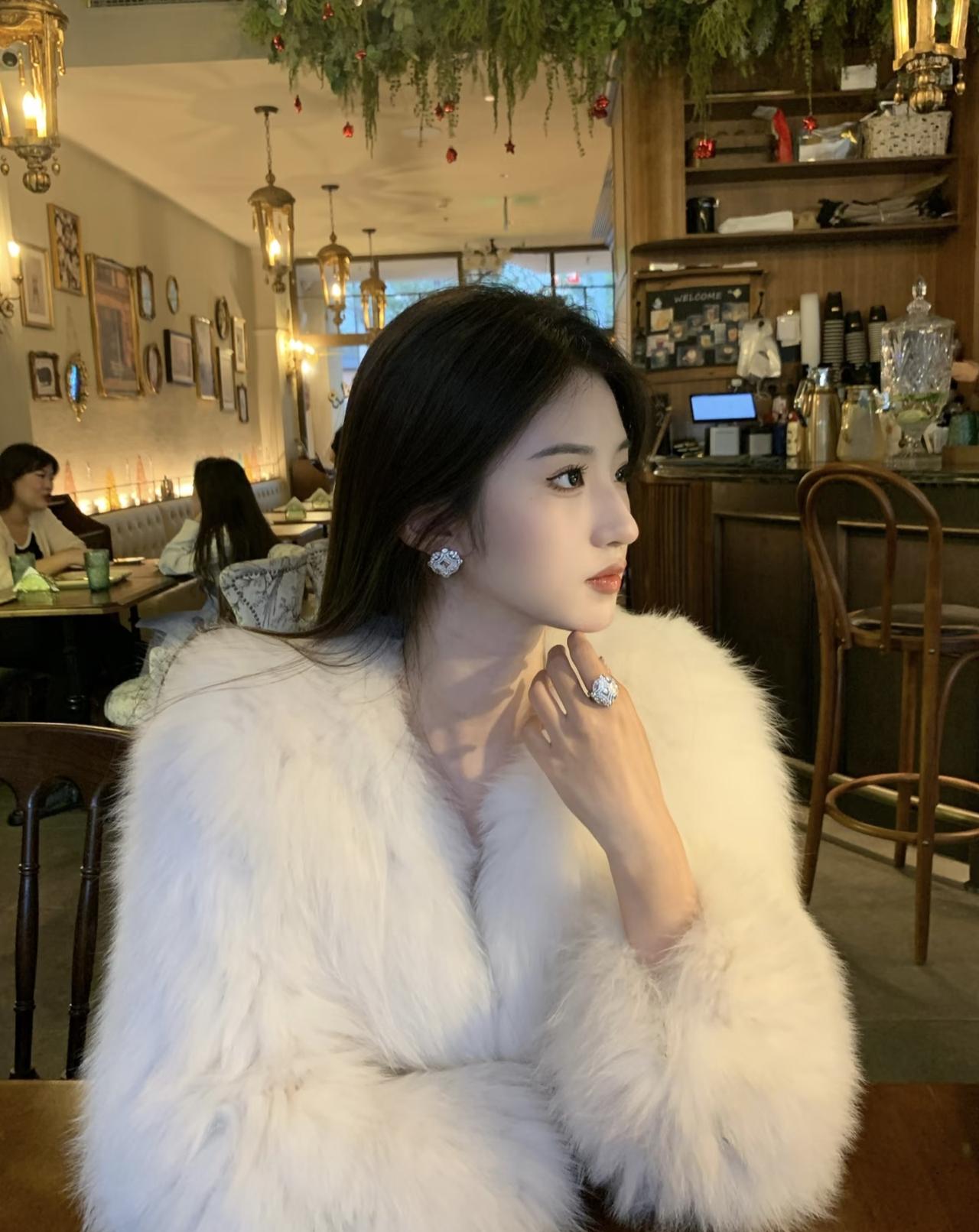 第一篇：春天千万别急着脱棉袄，“捂”好了能省一年医药费

前天在小区门口，碰见邻