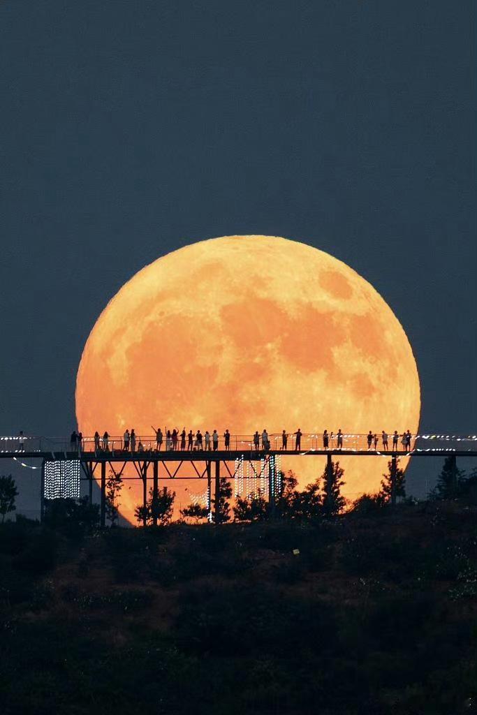 超级月亮此次满月堪称“满月MAX版”，满月时长约9小时，到6日6:30左右，还没