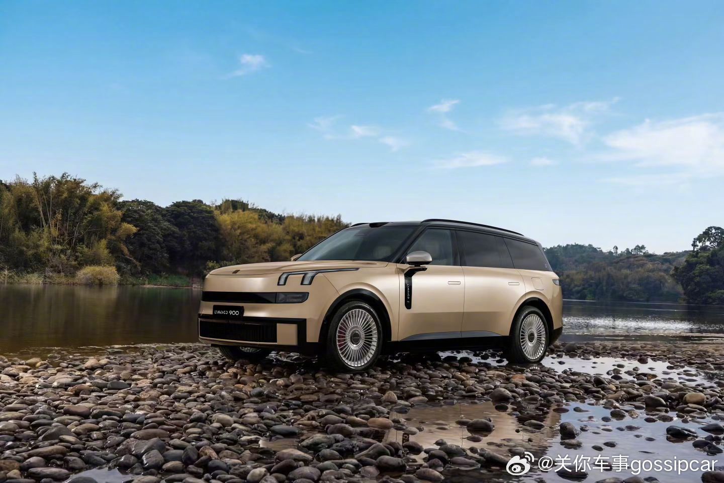 我问了下邻居为什么买领克900这车，他说空间大，而且有天地门，取拿物品方便又有范