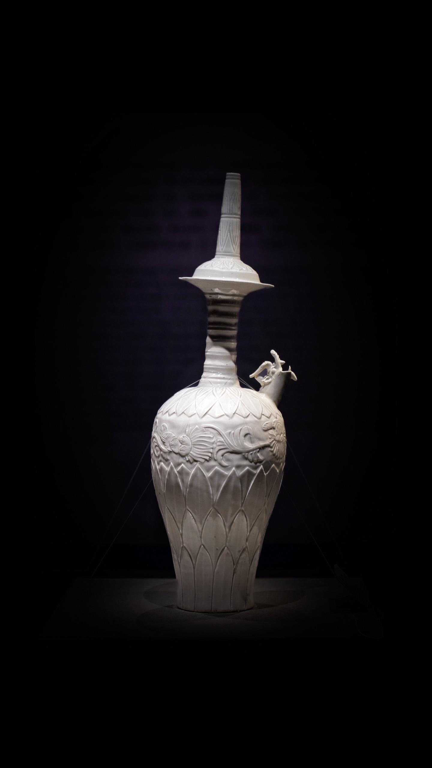 北宋·定窑白釉刻莲纹龙首净瓶。菩薩念動真言，把淨瓶敧倒，將那一海水，依...