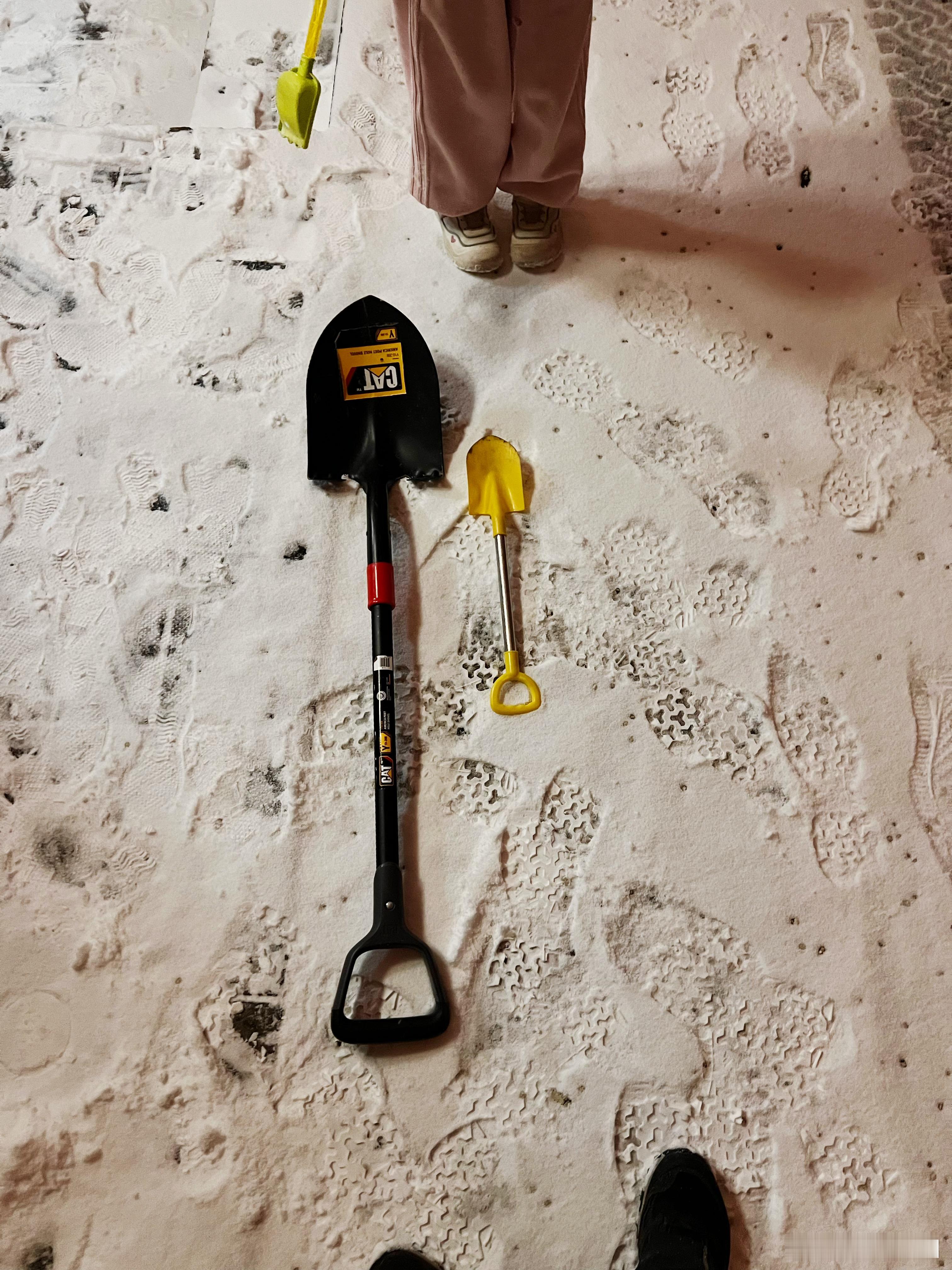 窄快V6顶着雪强行钻胡同接娃，回家一起玩雪！ 北京