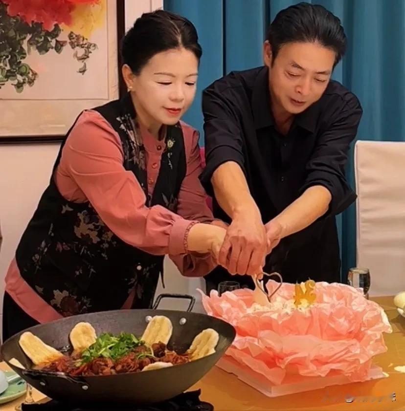 许妈表示虽未与亲生儿子、孙子孙女共同生活，但相信自己的晚年仍会幸福，也承认与亲生