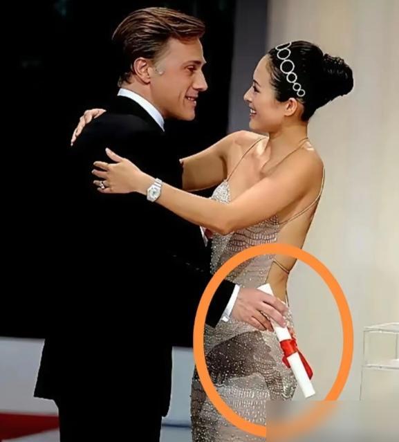 章子怡红毯互动细节爆火！
没想到，前阵子国际红毯的一段小插曲，至今还在网上热传