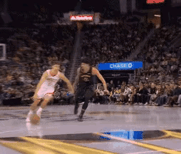 缺少了杜兰特的火箭大战勇士。
     两队经过苦战最终火箭104：100战胜勇