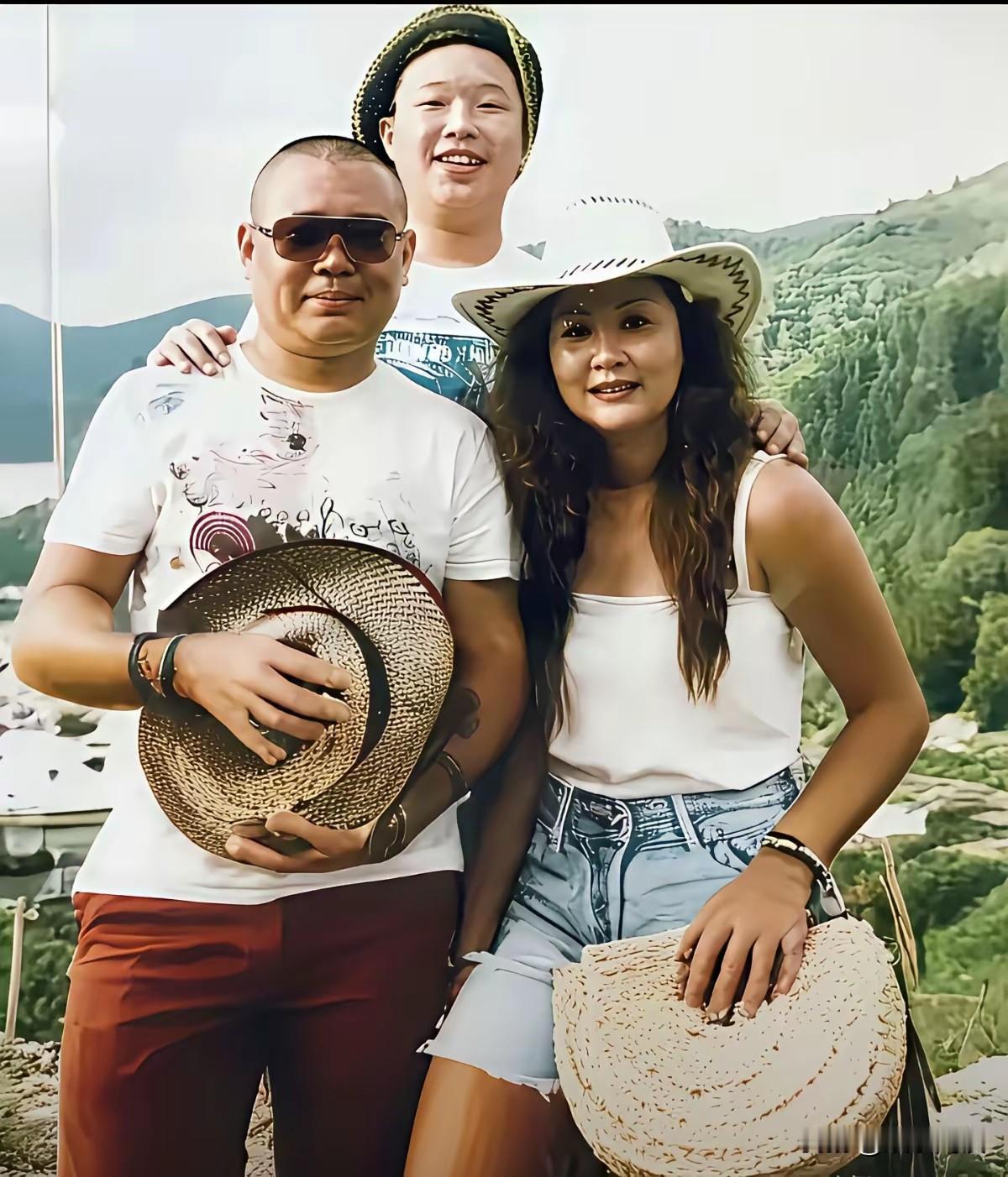 郭德纲早年这张合照里，年轻时的王惠颜值这么亮眼！
细看俩人简直天生自带夫妻相，全