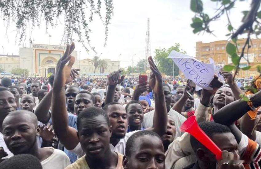 尼日尔不准法国采铀。尼日尔矿业部长奥斯曼·阿巴奇对媒体称，法国想在尼日尔采铀供应