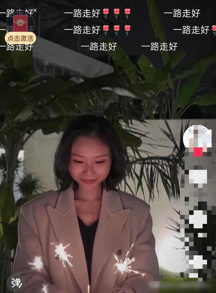 医生判她活6个月，她把话筒抓了7年。
骨头疼得钻心，肾功能衰竭，身上插着管子，