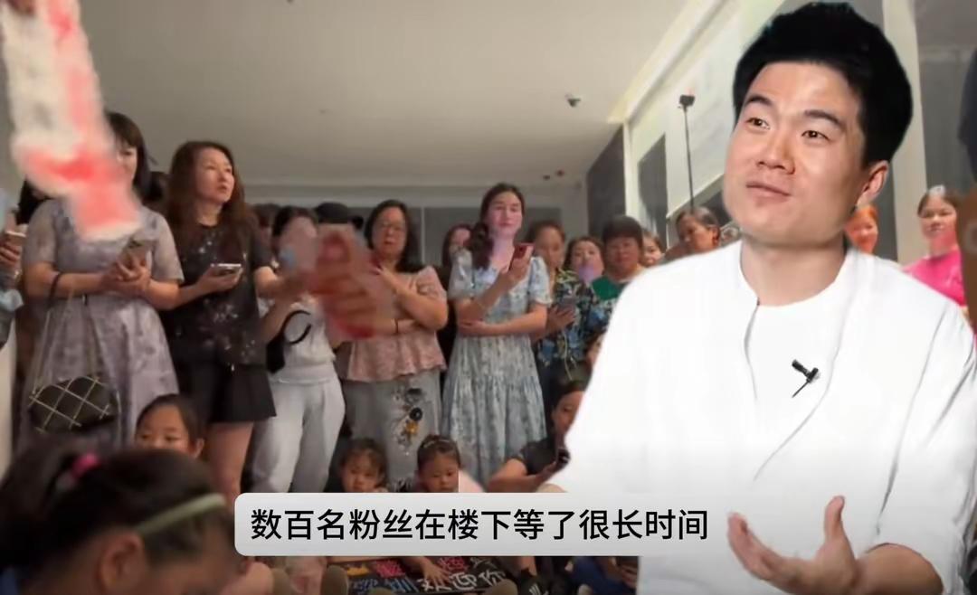 董宇辉在深圳直播的时候，主办方将其安排在4楼，但是当天晚上在3楼有相当多的粉丝早