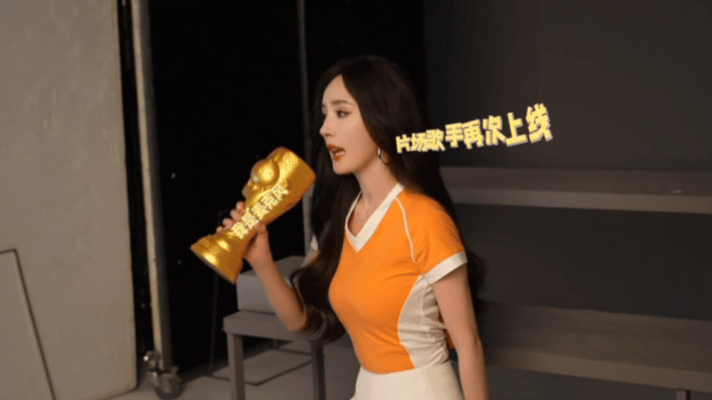 杨幂片场用道具当话筒杨幂片场歌手上线 片场即兴开唱，拿道具当话筒超有梗！沉浸式哼