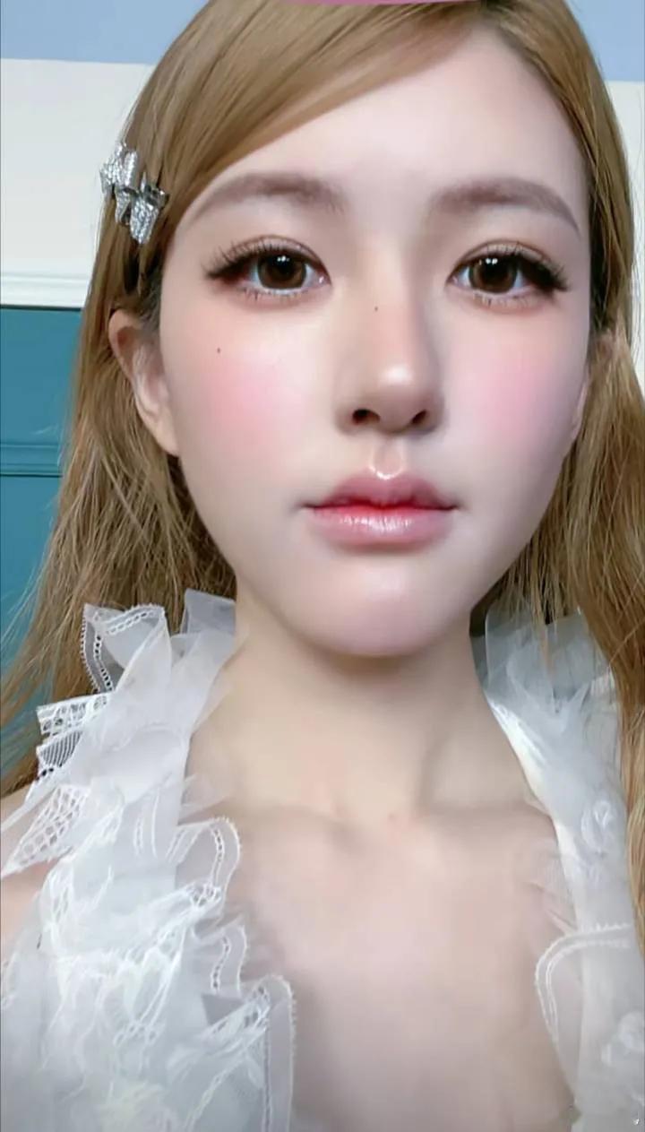 赵露思×卓雅商务直播来袭！当元气少女遇上优雅时装，会碰撞出怎样的时尚火花？锁定直