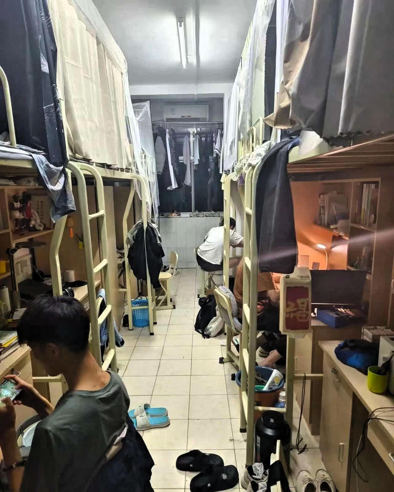 “真是愁死了”，一位母亲发帖哭诉，儿子去年凭高分考入武汉大学，本是家族的荣耀，刚