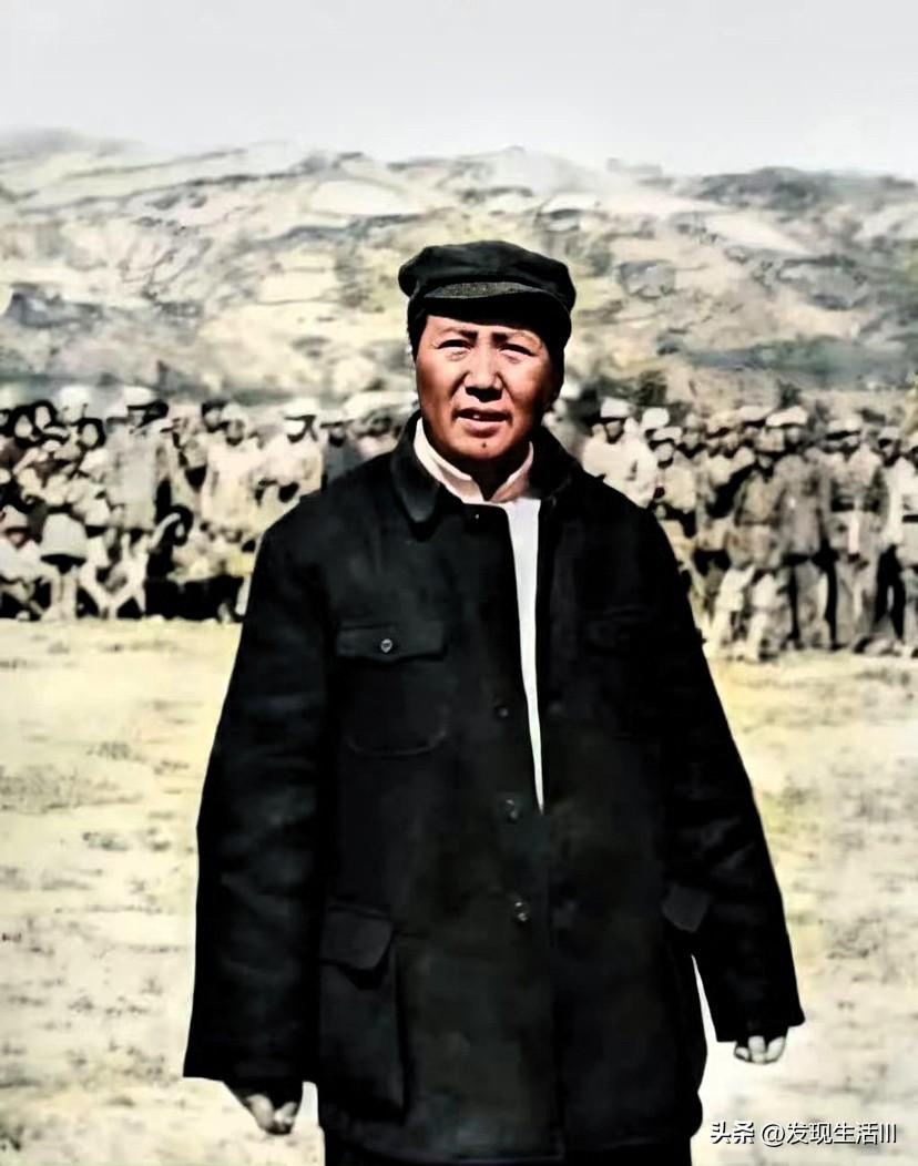 一件打满补丁的棉衣，一抹黄土高坡的底色，身后是整装待发的队伍，脚下是坚实厚重的黄