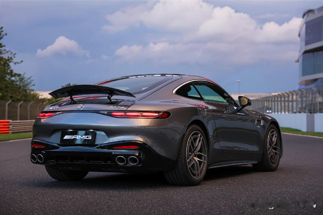 错峰说一下新AMG GT50的事情。

不到一百万的两门GT跑车，4秒多的加速。