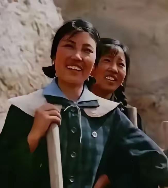 1966年，大寨村铁姑娘队长郭凤莲的婚礼在村里引起不小的议论。新郎贾富元是个腿脚