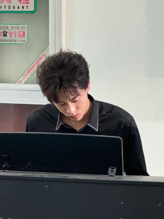 给郑朋弹个伴奏看看实力 ​​​