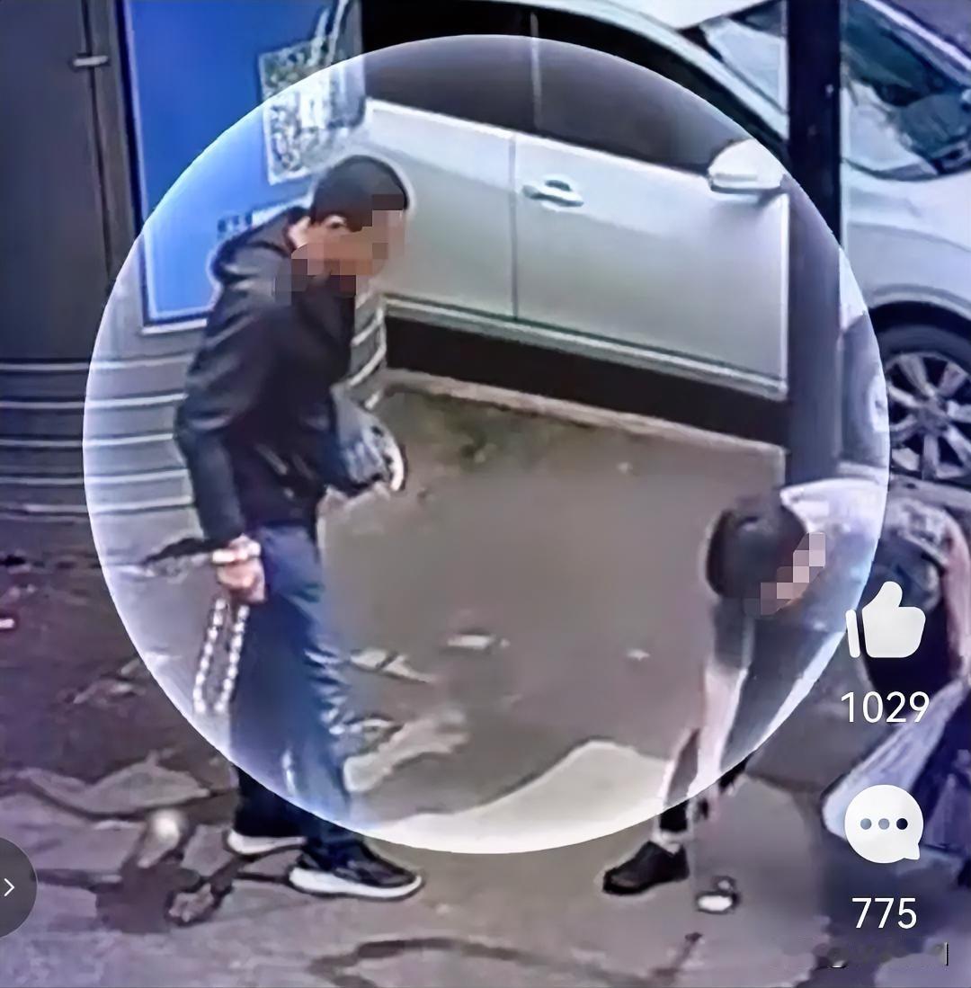 遇到这种情况要注意
一定不要去接
否则就要讹上你了
一男子手拿玉器在街上随机找人