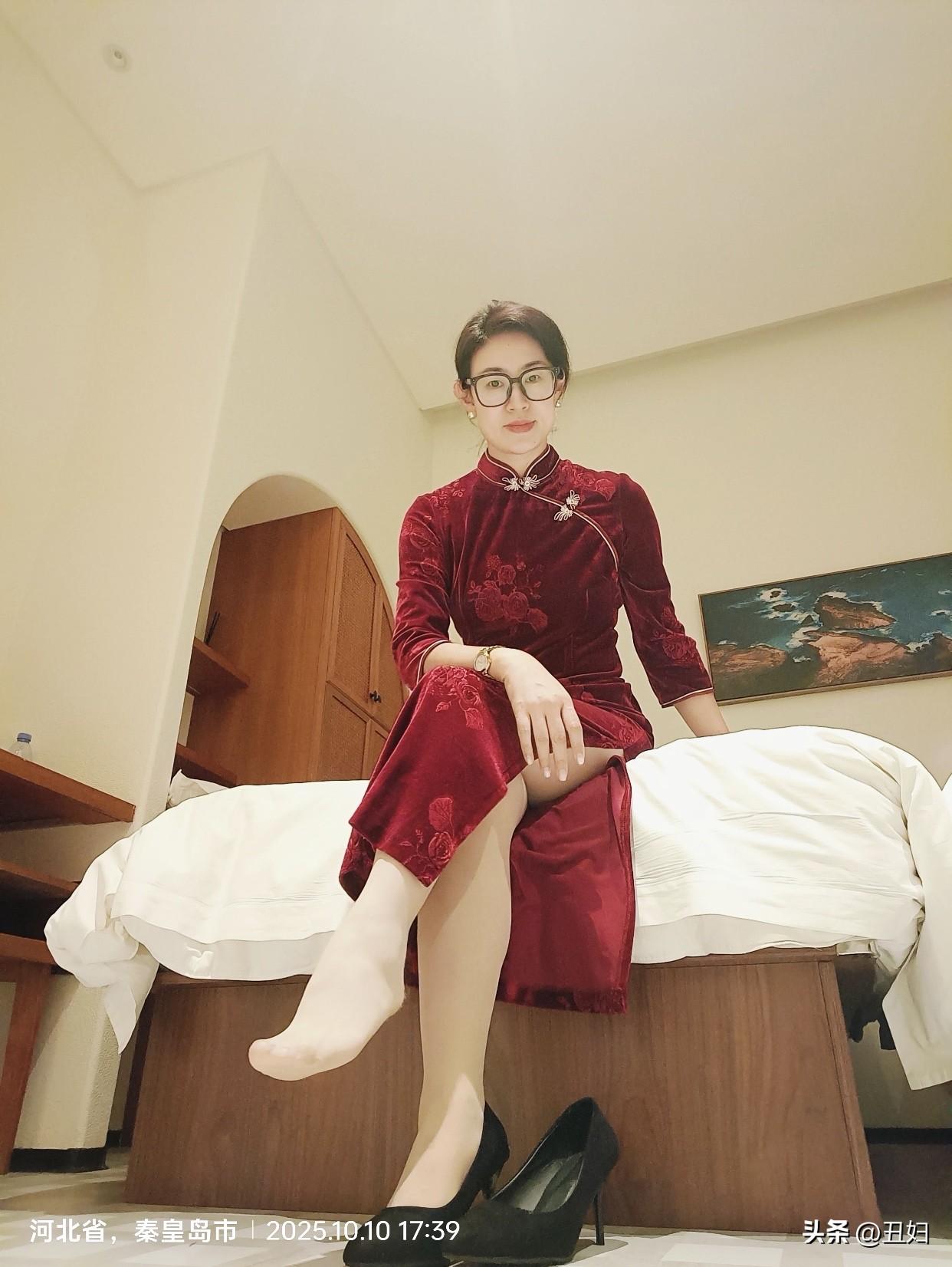 还有，穿旗袍仪态很重要。同事年会上穿真丝旗袍，挺直背小步走，开衩轻晃，优雅极了。