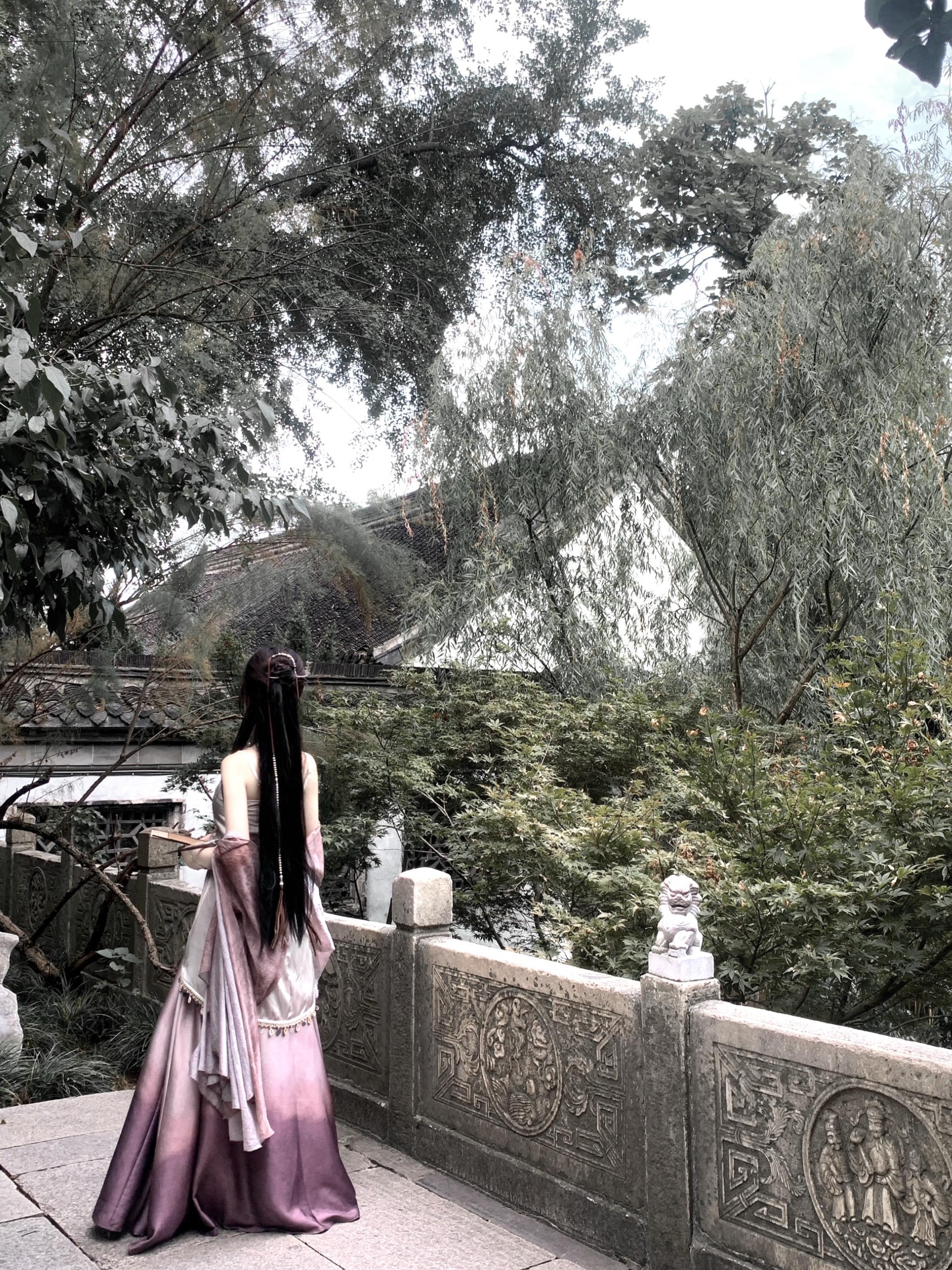你问西湖水 偷走她的几分美。