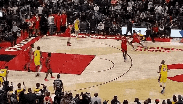 这球即使没有进也不影响传得很不错，詹姆斯充当了高配追梦格林的角色，唯一瑕疵是矮墩