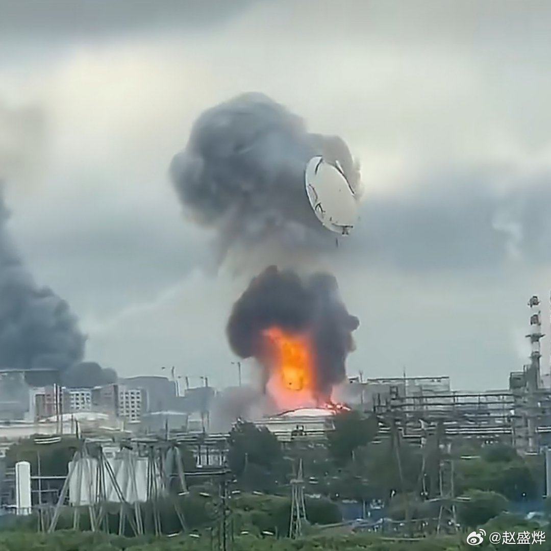 莫斯科遭遇的大规模无人机袭击，告诉我们四点：一是，泽连斯基想向特朗普表达“你看，
