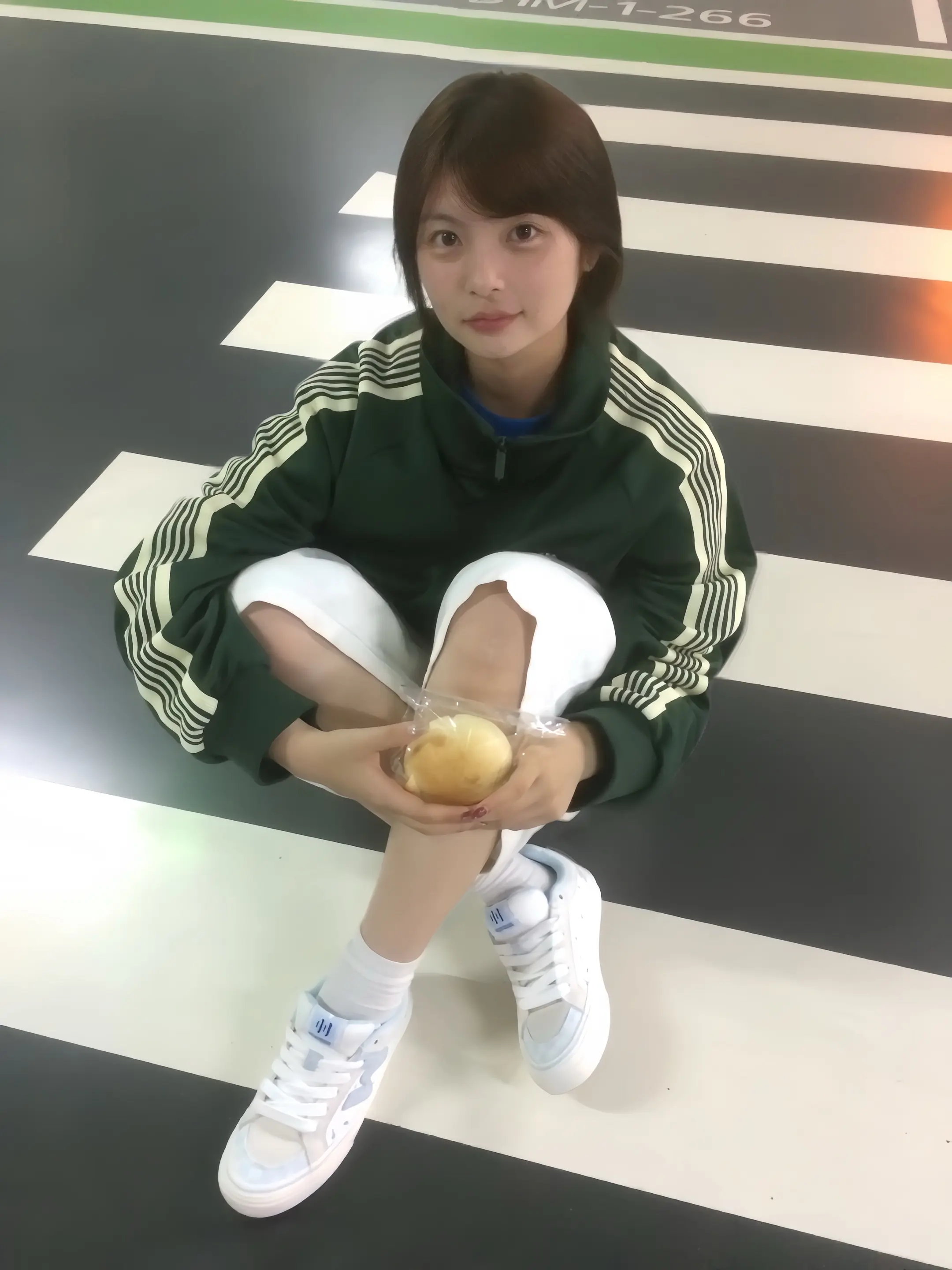 她喜欢抚摸路边遇见的小猫 喜欢喝炸炸的汽水 也喜欢踩碎枯叶 捋顺吹乱的...