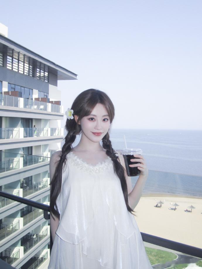祝绪丹海边白裙 祝绪丹海边白裙那是让我眼前一亮了，没有想到看起来这么清纯可爱！祝
