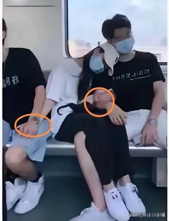 神回复……应该是姐弟俩个与姐姐的男朋友的关系[大笑]