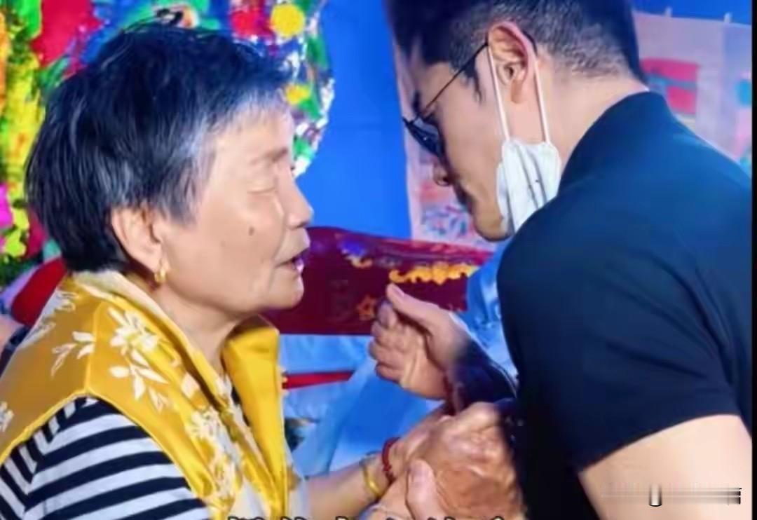 郭富城真的是一个孝顺的女婿，逢年过节就会陪妻子一块回安徽老家探望亲人，和老家的亲