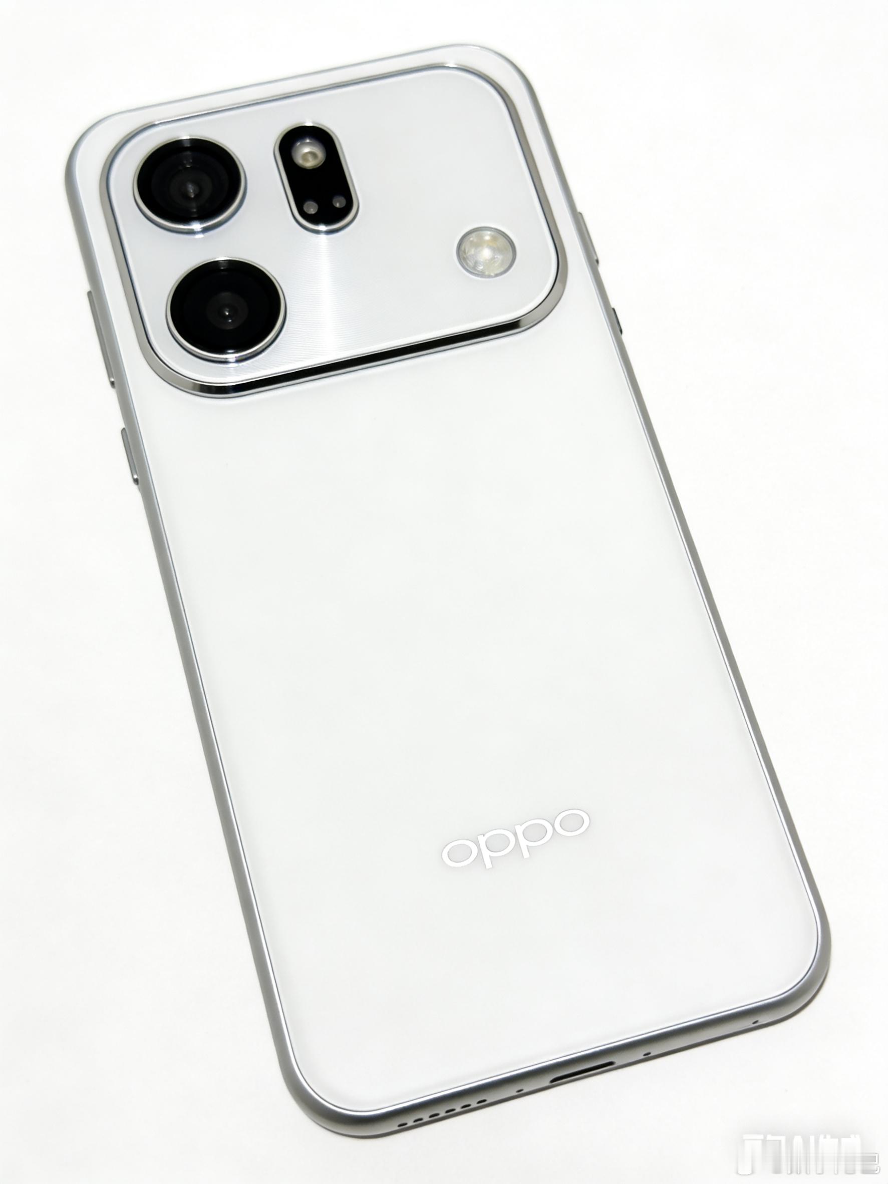 根据之前曝光的线稿，让 AI 生成两张 OPPO Find X9s 的渲染图，如