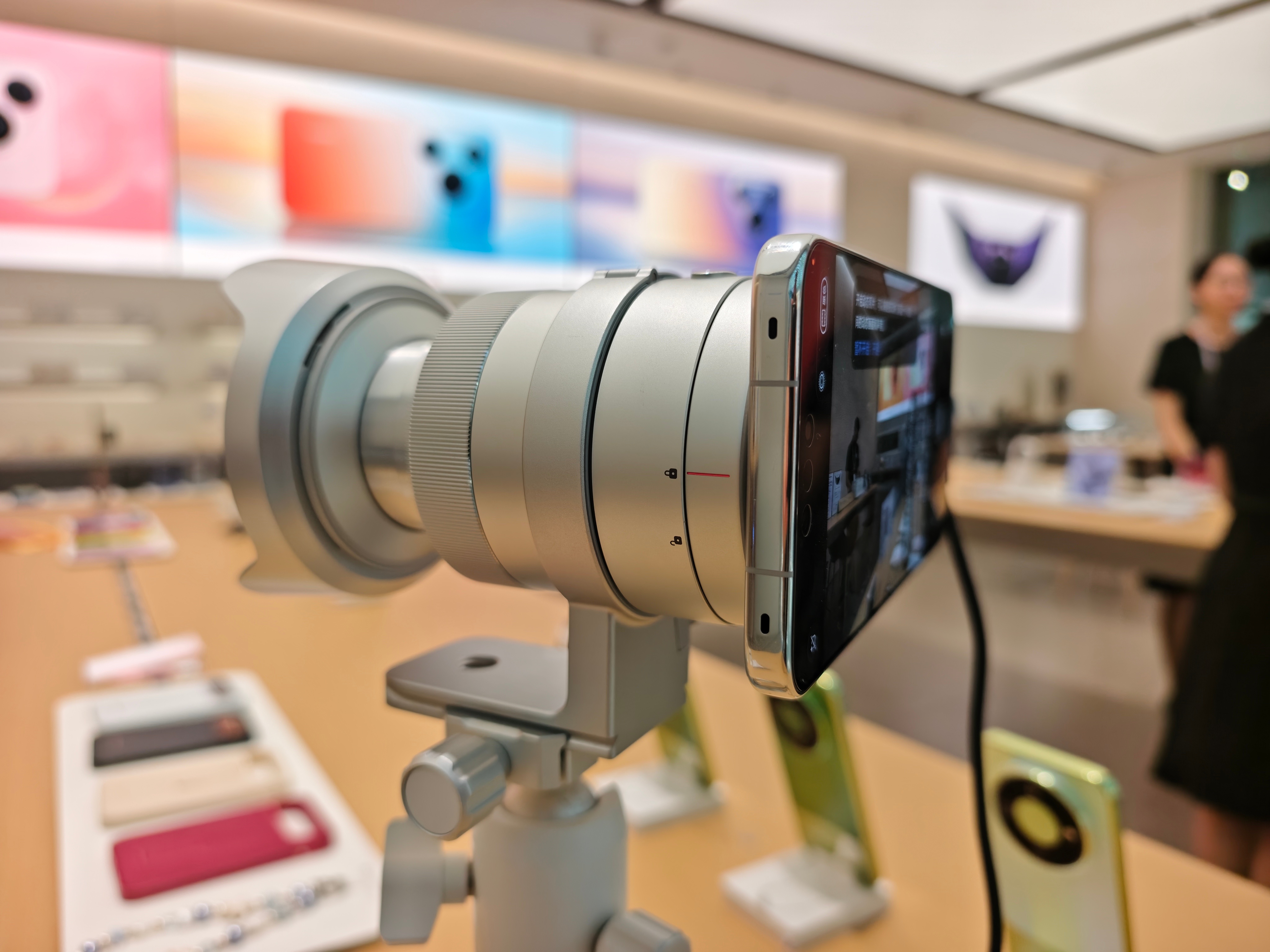 华为 Mate 90 系列这次玩的很大。这颗华为睿影 Z10 模块相机堪称巨炮。