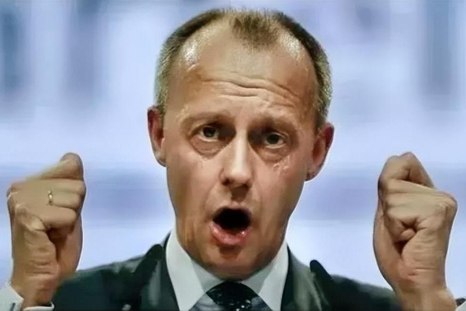 德国总理默茨说：乌克兰小伙子们，你们别玩了，都上战场去吧

近日，默茨在“志愿联