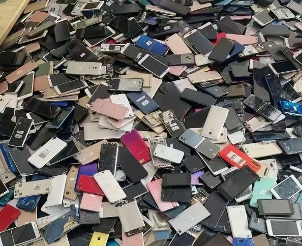 千万别被高价回收手机给骗了！他们嘴上说回收炼黄金，全是忽悠人的套路。

先给大家