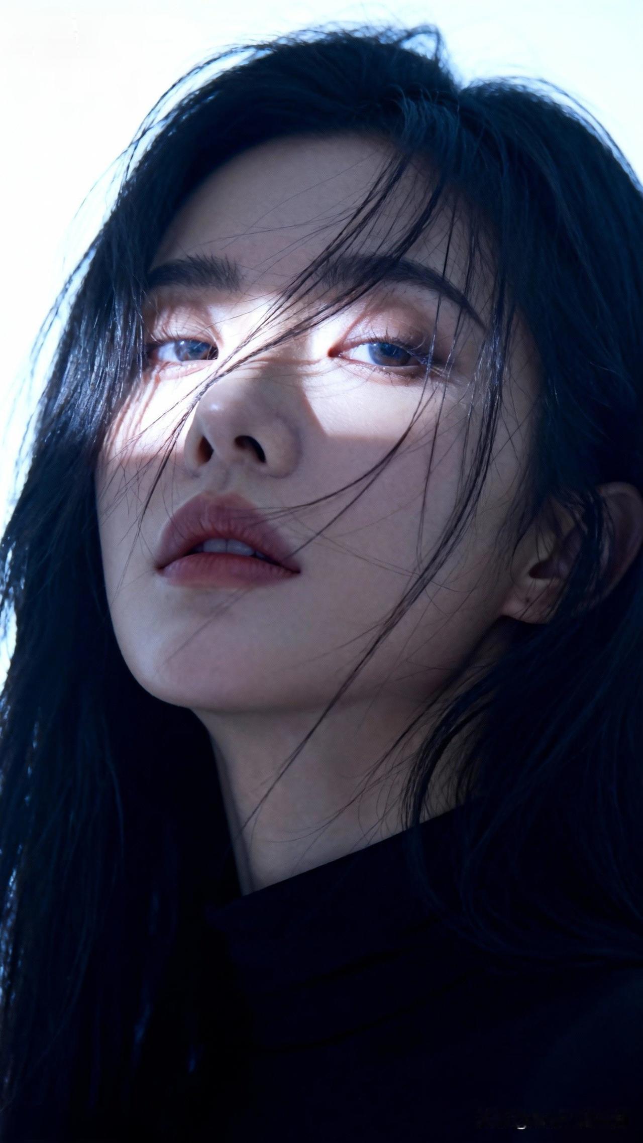 风拂面，心自远。为什么成熟的女人越来越受欢迎 沉静的蓝眸，飘逸的黑发，如梦似幻的