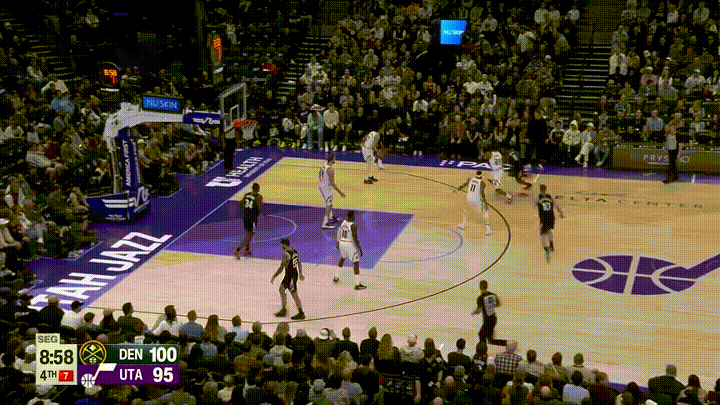 掘金巨星约基奇真是想得分都想疯了！在今天掘金客场挑战爵士的比赛中，当时比赛进行到