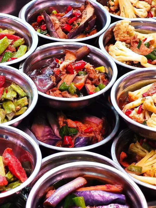 预制菜的优势可不少。首先是方便，特别适合忙碌的都市人，下班回家随便热一下就能吃，