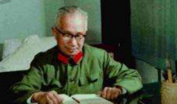 1942年，一名伪军师长派人送给粟裕一包烟，粟裕疑惑地打开烟一看，里面竟藏了一张