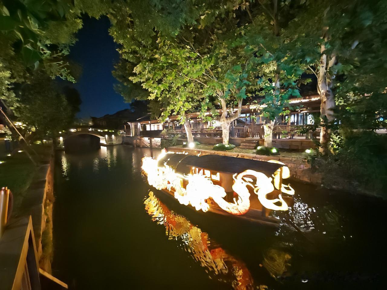 旅游是我爱好。
我喜欢看山看海，因为我没怎么见过山也没怎么见过海。
旅游就是自己